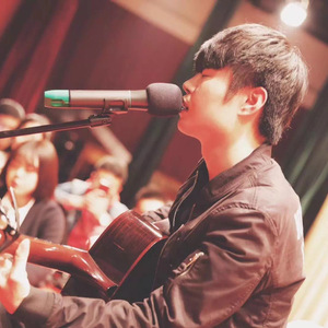 游泳教练伸进含奶摸爽69
