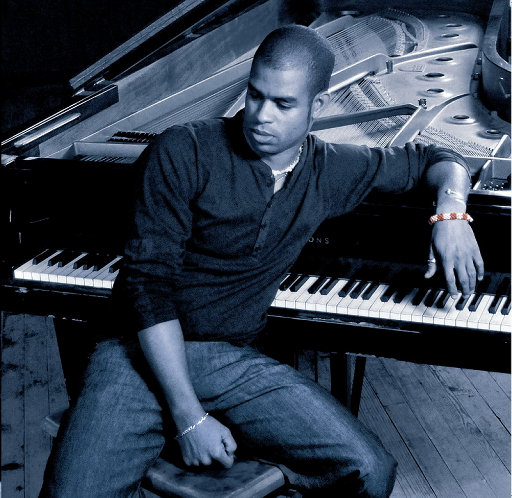 游泳教练伸进含奶摸爽69
