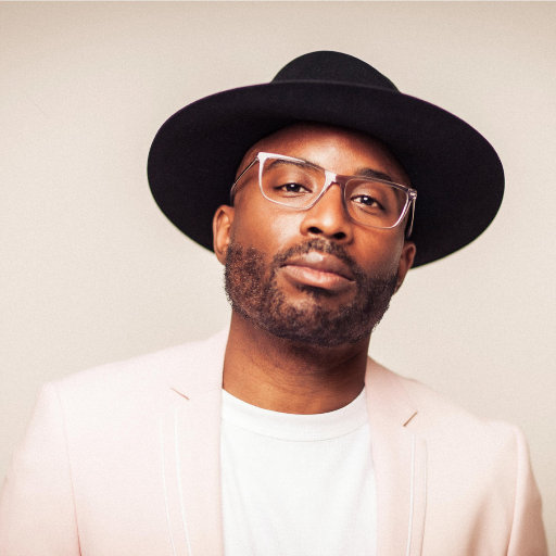 游泳教练伸进含奶摸爽69
